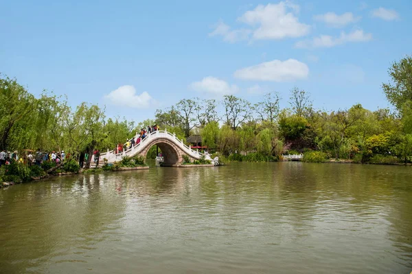 扬州市纤细西部湖花园建筑 — 图库照片