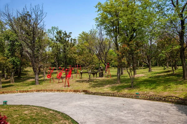 Скульптура кантри-группы "Slender West Lake Garden" — стоковое фото