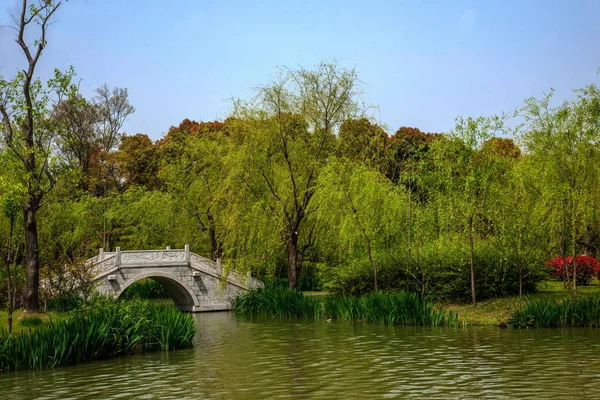 Yangzhou ince West Lake bahçesinde — Stok fotoğraf