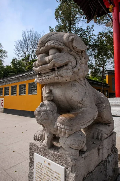 Yangzhou Daming Temple arch in front of a pair of lions — Stock Photo, Image
