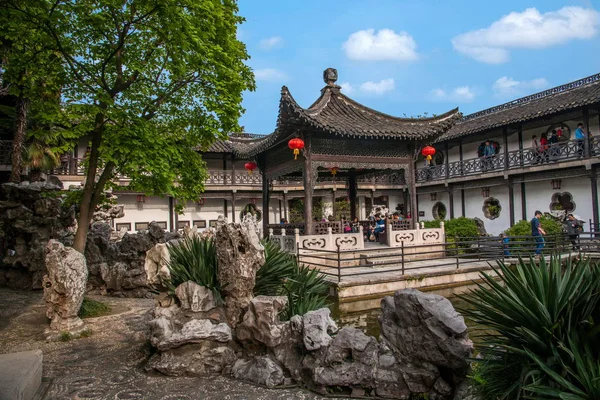 Yangzhou "der erste garten der späten qing-dynastie" --- er park garden waterside — Stockfoto
