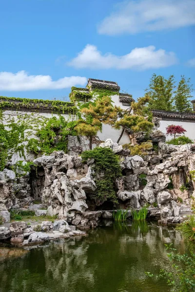 Yangzhou "geç Qing Hanedanı ilk Bahçe"---o Park Bahçe waterside — Stok fotoğraf