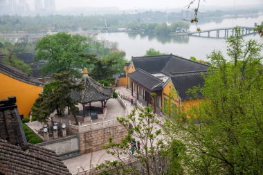 Jiangsu eyaleti Zhenjiang Jinshan tapınakta bakan