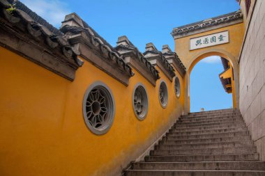 Jiangsu Zhenjiang Jinshan Temple Gate ve yazıt etrafında duvarlar