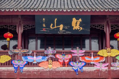 Zhenjiang Jinshan Park'da geçidin tavan uçurtma