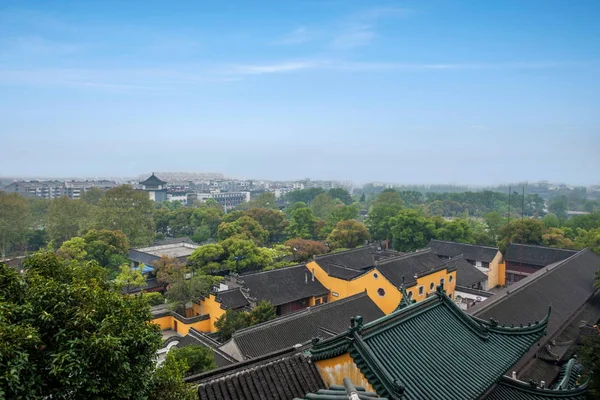 Con vistas al templo Zhenjiang Jinshan en la provincia de Jiangsu —  Fotos de Stock