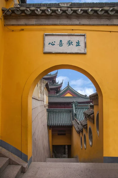 Jiangsu Zhenjiang Jinshan Temple Gate ve yazıt etrafında duvarlar — Stok fotoğraf