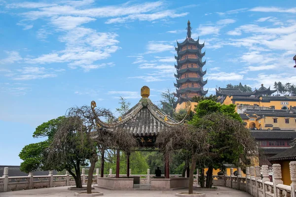 江苏镇江金山寺这种金碧辉煌"寺裹山"奇怪的风格 — 图库照片