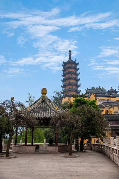 Jiangsu Zhenjiang Jinshan świątyni tego rodzaju olśniewający "Świątynia otoczona góry" dziwny styl — Zdjęcie stockowe