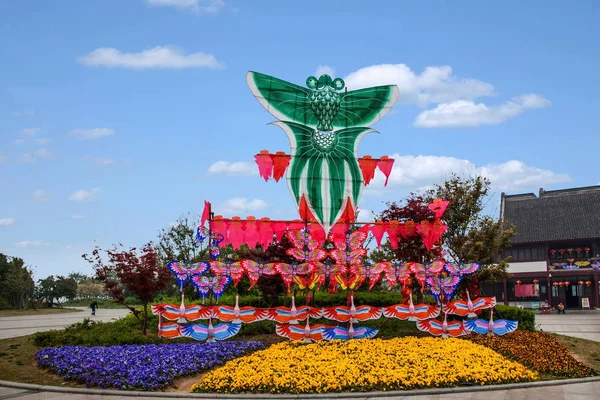 Konst i trädgården framför Jiaojiang Park i Zhenjiang — Stockfoto