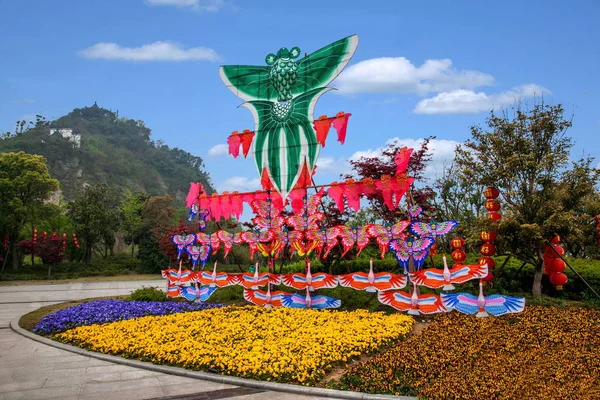 Konst i trädgården framför Jiaojiang Park i Zhenjiang — Stockfoto