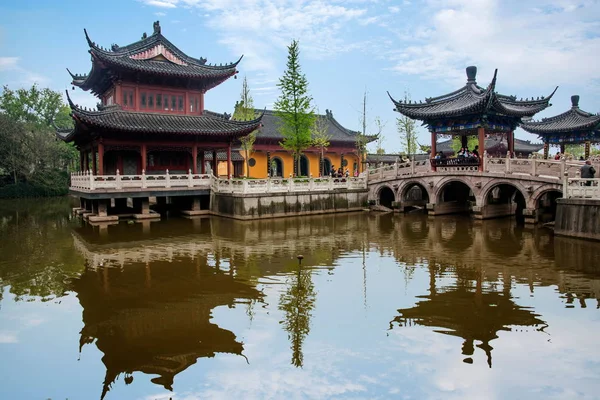 Zhenjiang jiao shan dinghui tempel freigeben pool — Stockfoto