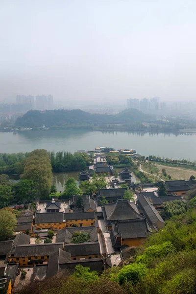 Zhenjiang Jiao Shan con vistas al templo — Foto de Stock
