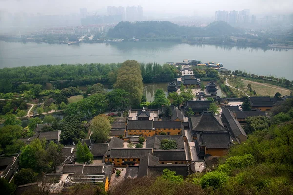 Zhenjiang Jiao Shan con vistas al templo —  Fotos de Stock