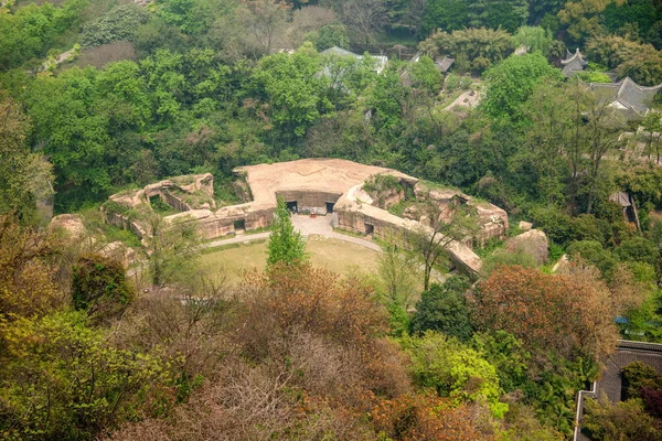 Zhenjiang Jiao Shan s výhledem na starobylé pevnosti — Stock fotografie