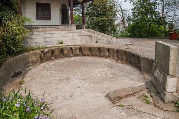 Zhenjiang Jinshan sucção Jiang Ting ao lado do antigo local do forte — Fotografia de Stock