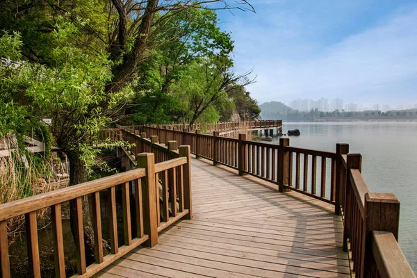 Seepromenade am Zhenjiang Jianshan-See — Stockfoto