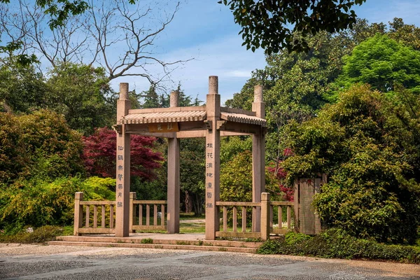Zhenjiang Jinshan Dinghui Tapınağı Bahçe mimarisi — Stok fotoğraf