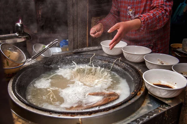 镇江市西津穿越古代的街头小吃"锅盖" — 图库照片