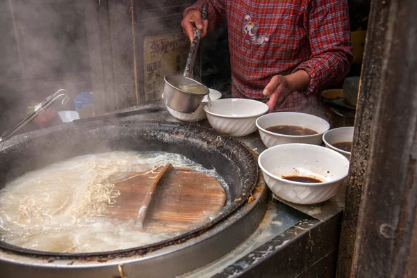 Чжэцзян Сицзинь пересекает древнюю крышку кастрюли для уличной еды " — стоковое фото
