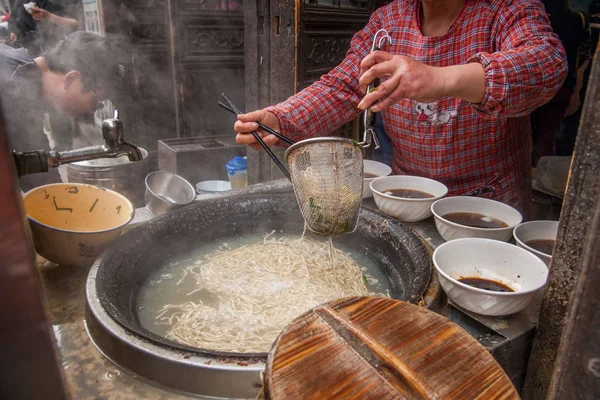 Чжэцзян Сицзинь пересекает древнюю крышку кастрюли для уличной еды " — стоковое фото