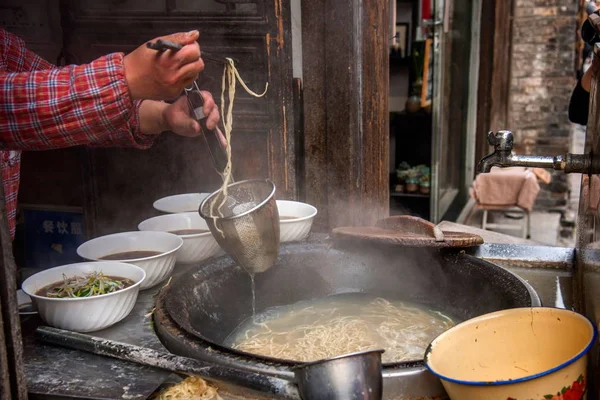 Zhenjiang Xijin cruzando la antigua cubierta de olla de comida callejera " —  Fotos de Stock