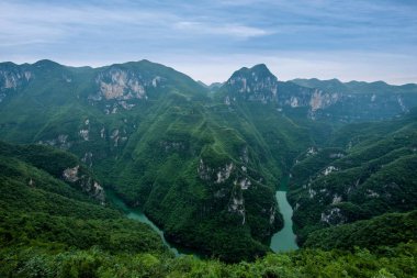 Chongqing Yunyang Longtan ulusal jeolojik Park derin dağ Kanyon nehir