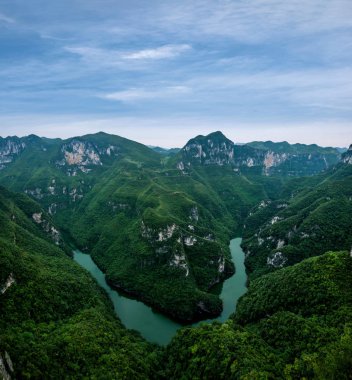 Chongqing Yunyang Longtan ulusal jeolojik Park derin dağ Kanyon nehir