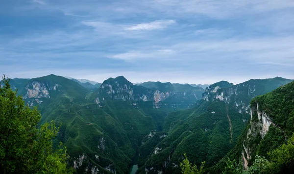 Chongqing Yunyang Longtan nationaal geologisch Park Bergen en ravijnen — Stockfoto