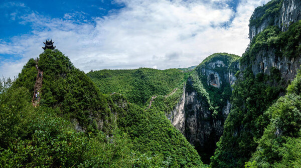 Chongqing Yunyang Longquan National Geological Park is located in Yunyang County, the territory of the soil of the soil, is located in the northeastern part of Chongqing Yangtze River, the Three Gorges reservoir area heart, east of Fengjie County, We