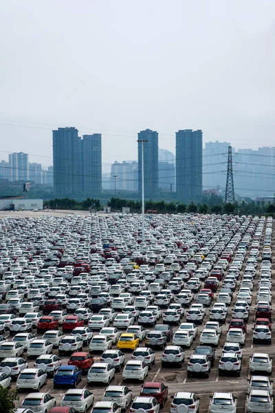 Changan Ford carro de negócios estacionamento — Fotografia de Stock