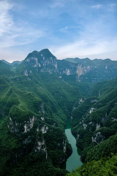 Chongqing Yunyang Longtan Parque Geológico Nacional profunda montaña cañón río Fotos de stock libres de derechos