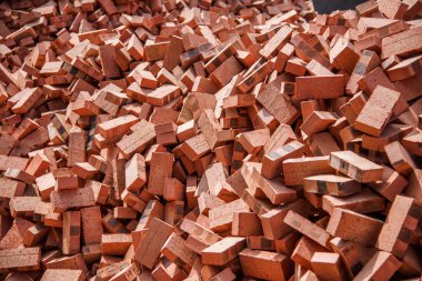 Kırmızı tuğla birikimi konut inşaat sitesinde