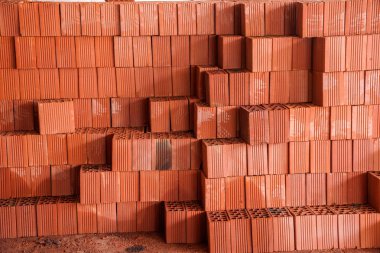 Kare kırmızı tuğla binalar inşaat alanı üzerinde yığılmış