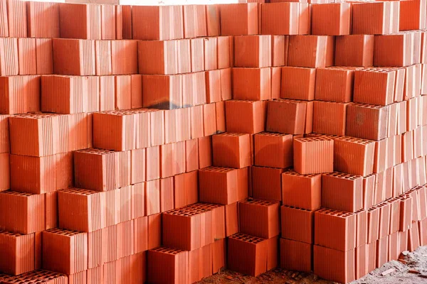 Edifícios no canteiro de obras empilhados no tijolo vermelho quadrado — Fotografia de Stock