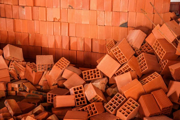 Bâtiments sur le chantier empilés sur la brique rouge carrée — Photo