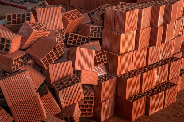 Bâtiments sur le chantier empilés sur la brique rouge carrée — Photo