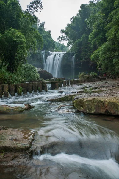 Vattenfall i bambuskogen i bambu havet natursköna plats i — Stockfoto