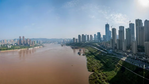 重庆朝天门长江公路大桥两侧的长江 — 图库照片
