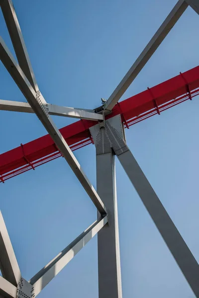 Stöd av böjd stål balk i Chongqing Chaotianmen Yangtze River Bridge — Stockfoto