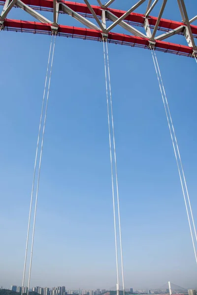 Stöd av böjd stål balk i Chongqing Chaotianmen Yangtze River Bridge — Stockfoto