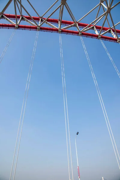 Stöd av böjd stål balk i Chongqing Chaotianmen Yangtze River Bridge — Stockfoto
