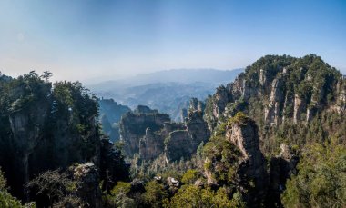 Hunan Zhangjiajie National Forest Park Yangjiajie Longquan Gorge kayalıklarla gibi muhteşem 