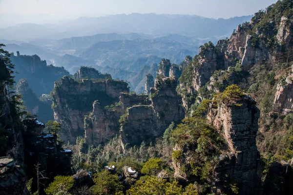 Hunan Zhangjiajie National Forest Park Yangjiajie Longquan rokle útesy jako velkolepé "starých městských hradeb" — Stock fotografie