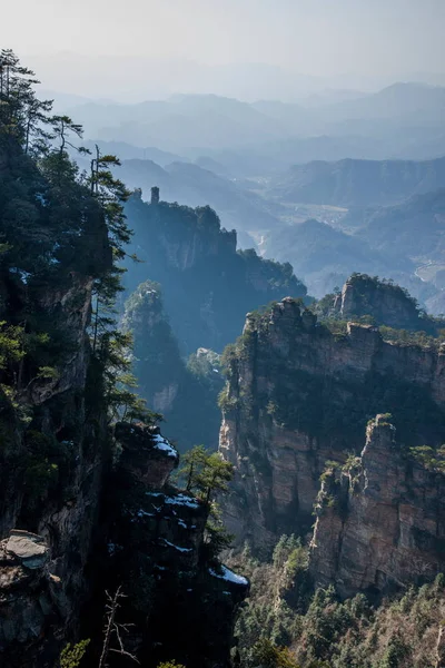 湖南张家界国家森林公园 Yangjiajie 龙泉峡谷峭壁像壮观"古城墙" — 图库照片