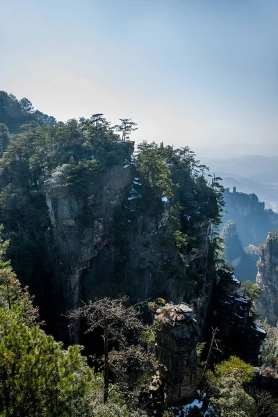 Hunan Zhangjiajie National Forest Park Yangjiajie Longquan Barranco acantilados como espectacular "antigua muralla de la ciudad " — Foto de Stock