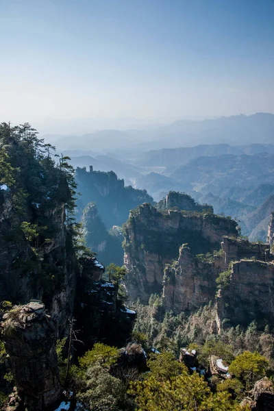 湖南省張り家界国家森林公園 Yangjiajie 龍泉渓谷壮大な「古代都市壁のような崖" — ストック写真