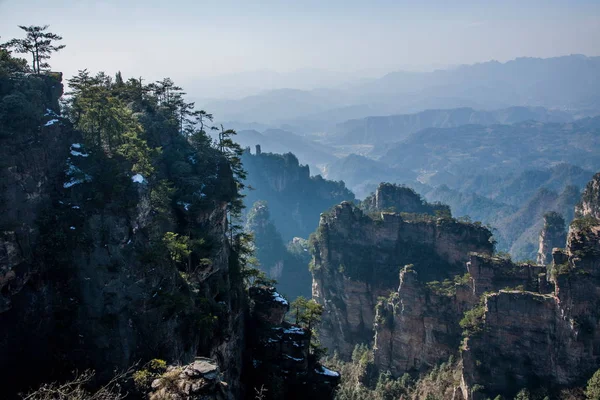 湖南张家界国家森林公园 Yangjiajie 龙泉峡谷峭壁像壮观"古城墙" — 图库照片