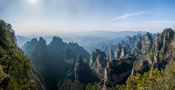 Хунань Zhangjiajie National Forest Park Yangjiajie Лунцюань розрив Скеля "Tianbo дім" — стокове фото