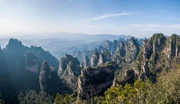 Hunan Zhangjiajie National Forest Park Yangjiajie Longquan Gap cliff "Tianbo House" — Zdjęcie stockowe